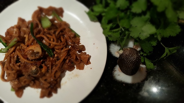 Char Kway Teow (Singapore Style – 炒果条)