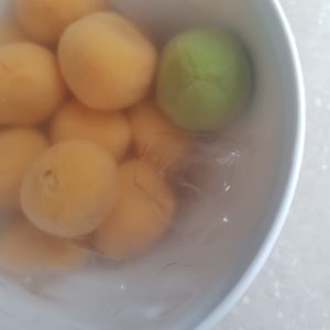 dunk ondeh ondeh into ice cold water