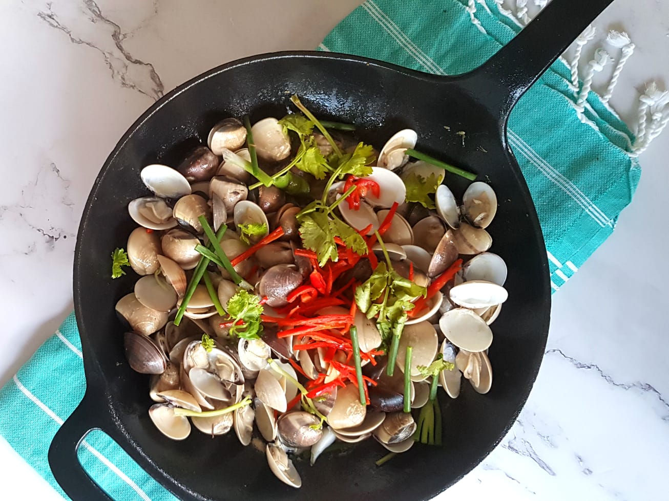 Clam in a wok/pot