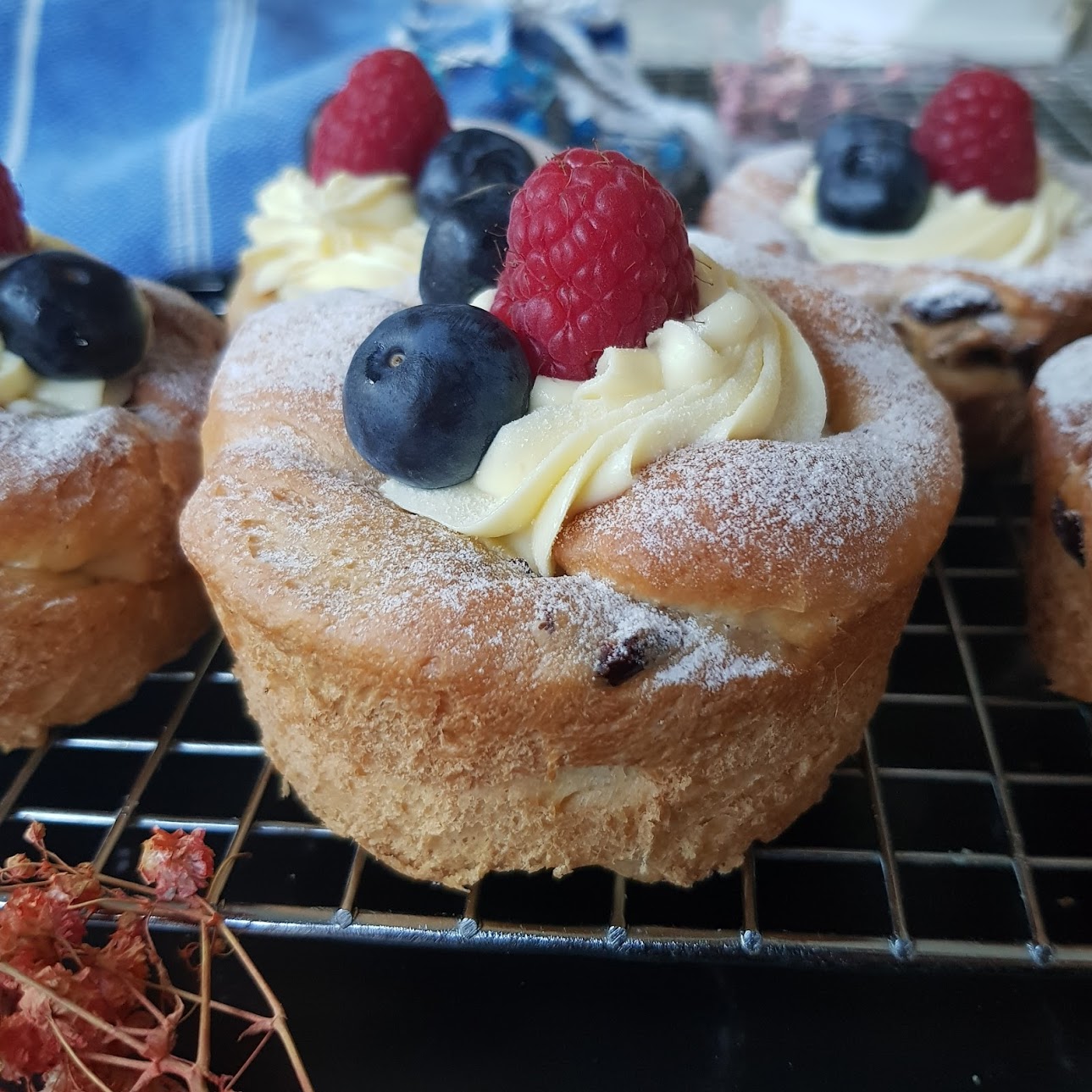 Berries and cream cheese buns
