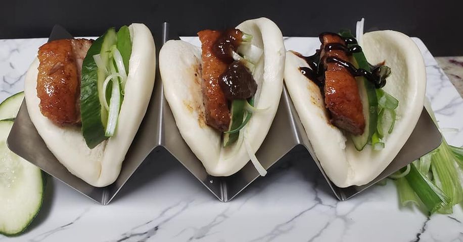 Seared duck breast on steamed buns – Jonathan Samn